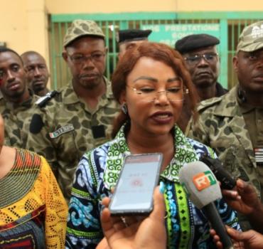 La ministre de la Femme, de la Famille et de l’Enfant, Nassénéba Touré ( au centre) lors de son passage à la MACA