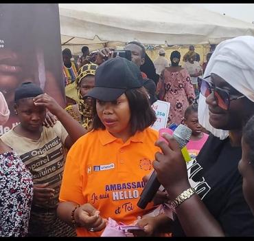 Sensibilisation sur hygiène menstruelle aux filles/femmes du marché de Abobo avec Ong Arc En Ciel du Bonheur